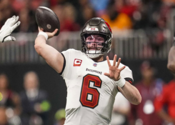 Deshaun Watson or Dak Prescott: Breaking down the stats for this week.