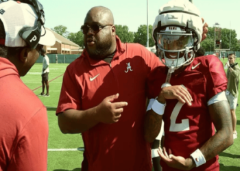 How much does NFL scouts make? Find out the average salary and more!